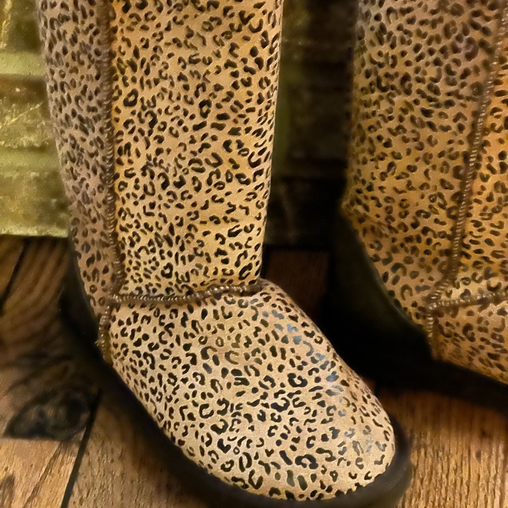 NWOT Ugg leopard boots
